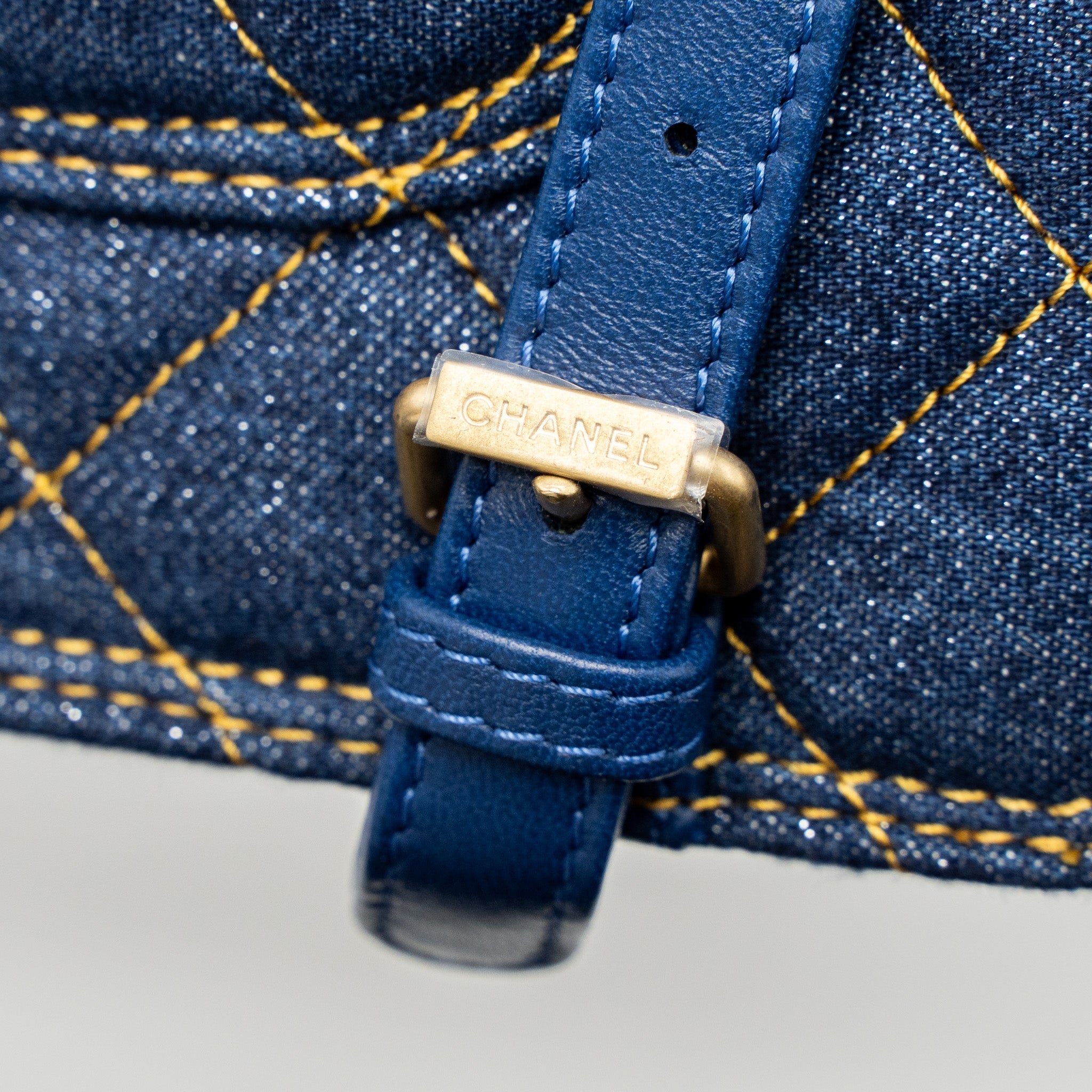 23S FLAP BACKPACK DENIM BLUE BRUSHED GHW (MICROCHIP)