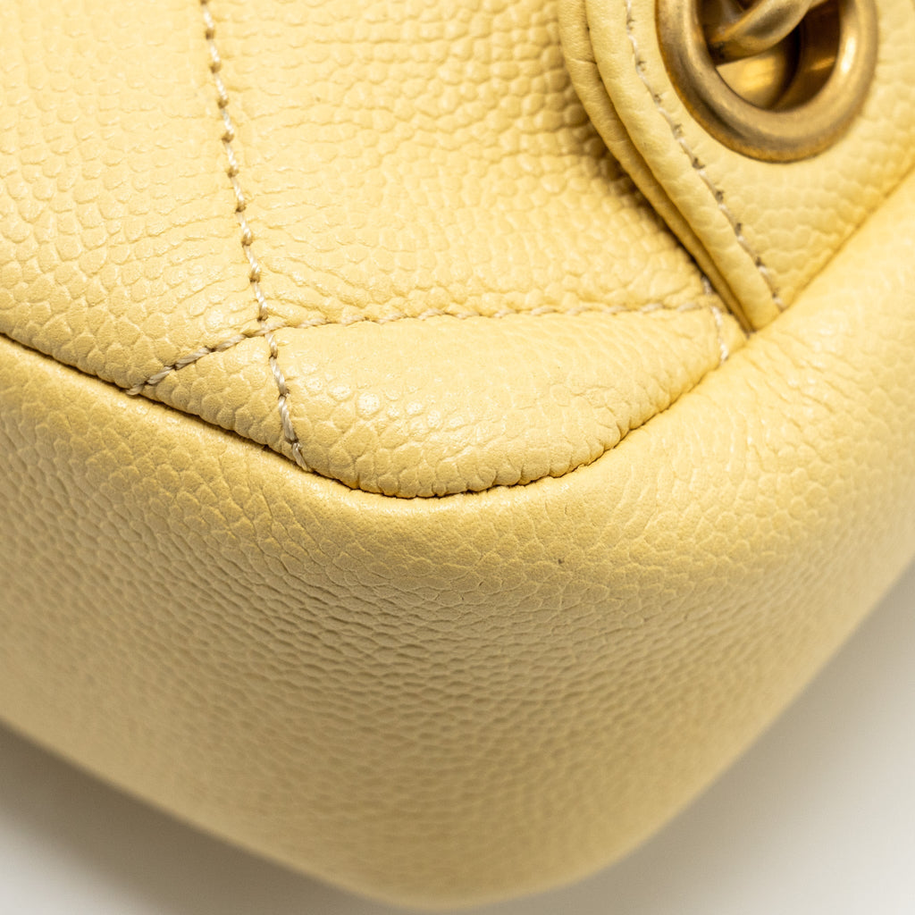 22P QUILTED FLAP BACKPACK CAVIAR LIGHT YELLOW GHW (MICROCHIP)