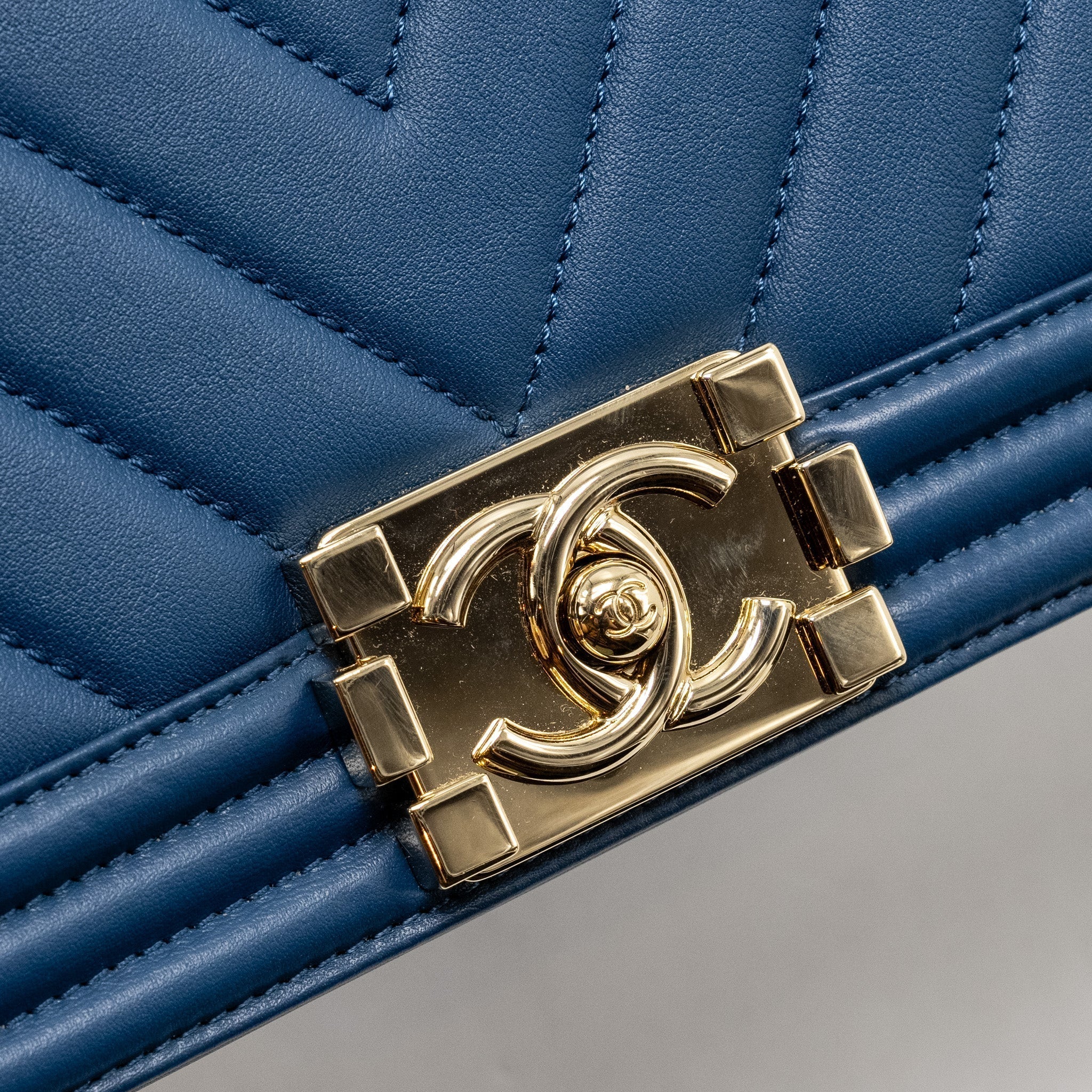 MEDIUM CHEVRON BOY BAG CALFSKIN BLUE GHW
