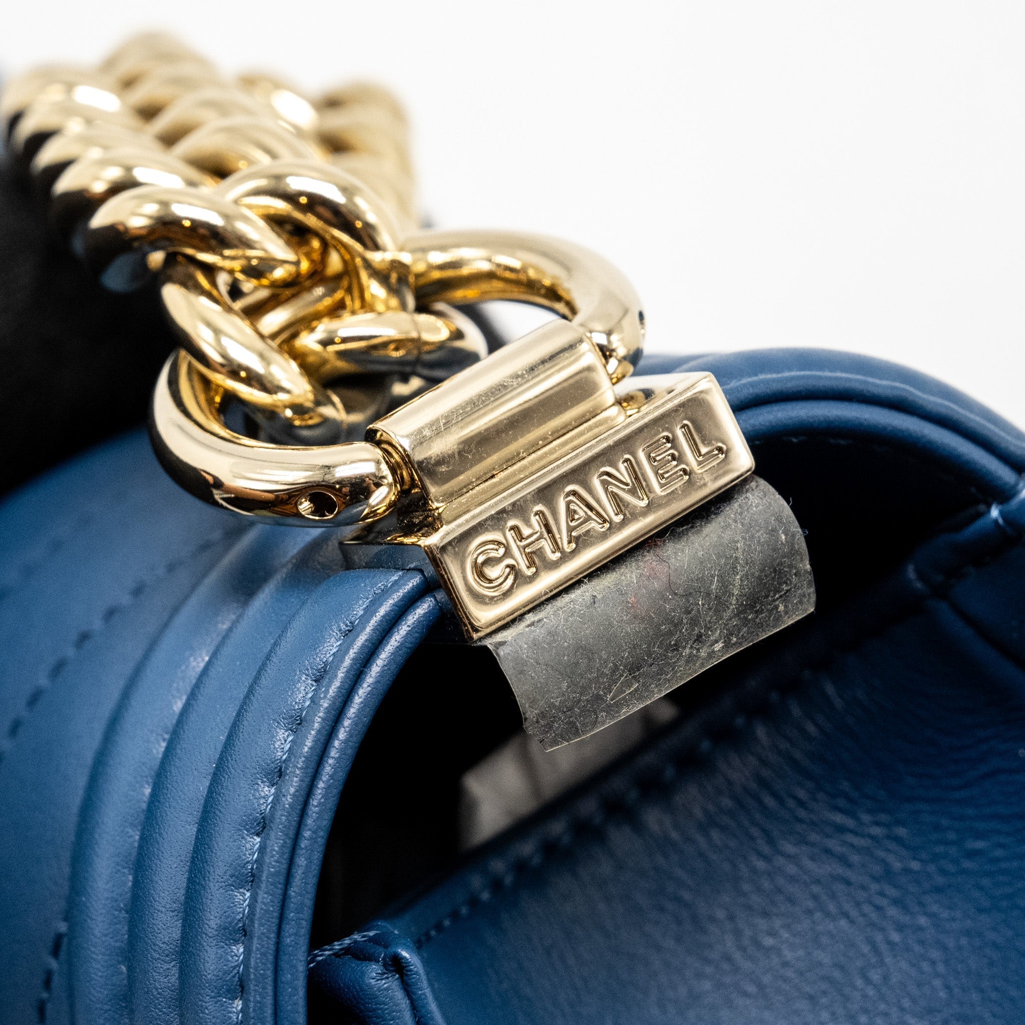 MEDIUM CHEVRON BOY BAG CALFSKIN BLUE GHW