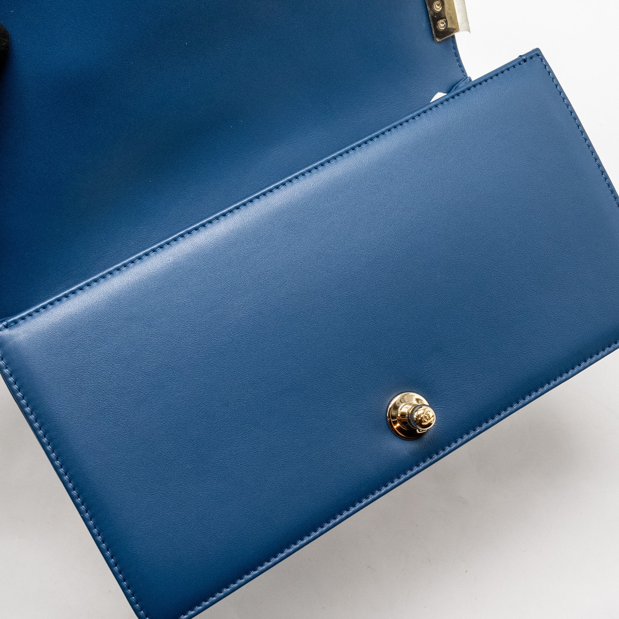 MEDIUM CHEVRON BOY BAG CALFSKIN BLUE GHW