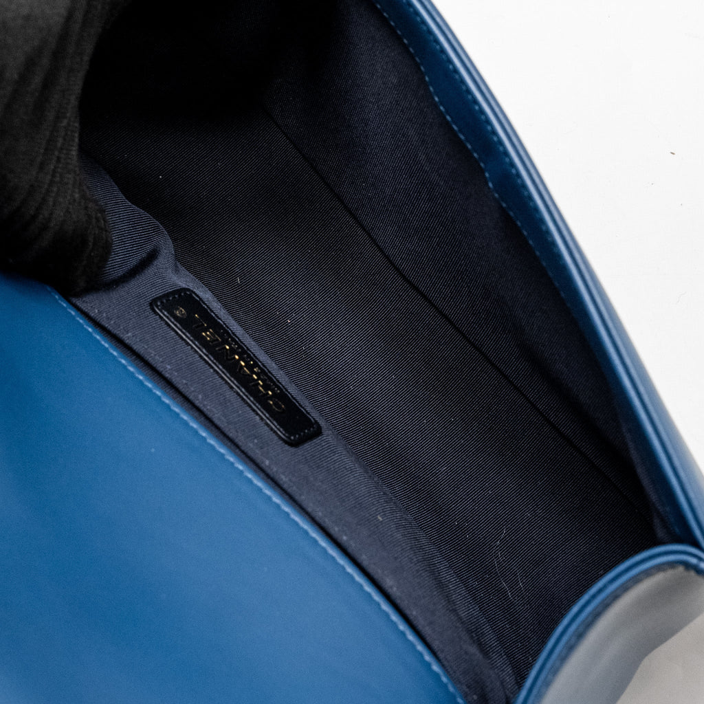 MEDIUM CHEVRON BOY BAG CALFSKIN BLUE GHW