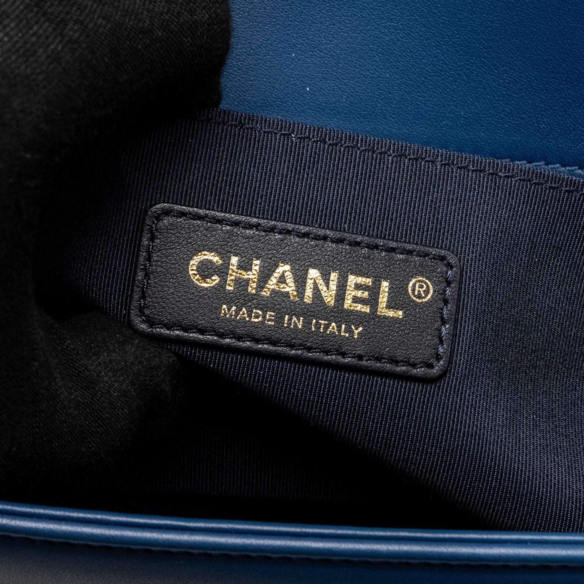 MEDIUM CHEVRON BOY BAG CALFSKIN BLUE GHW