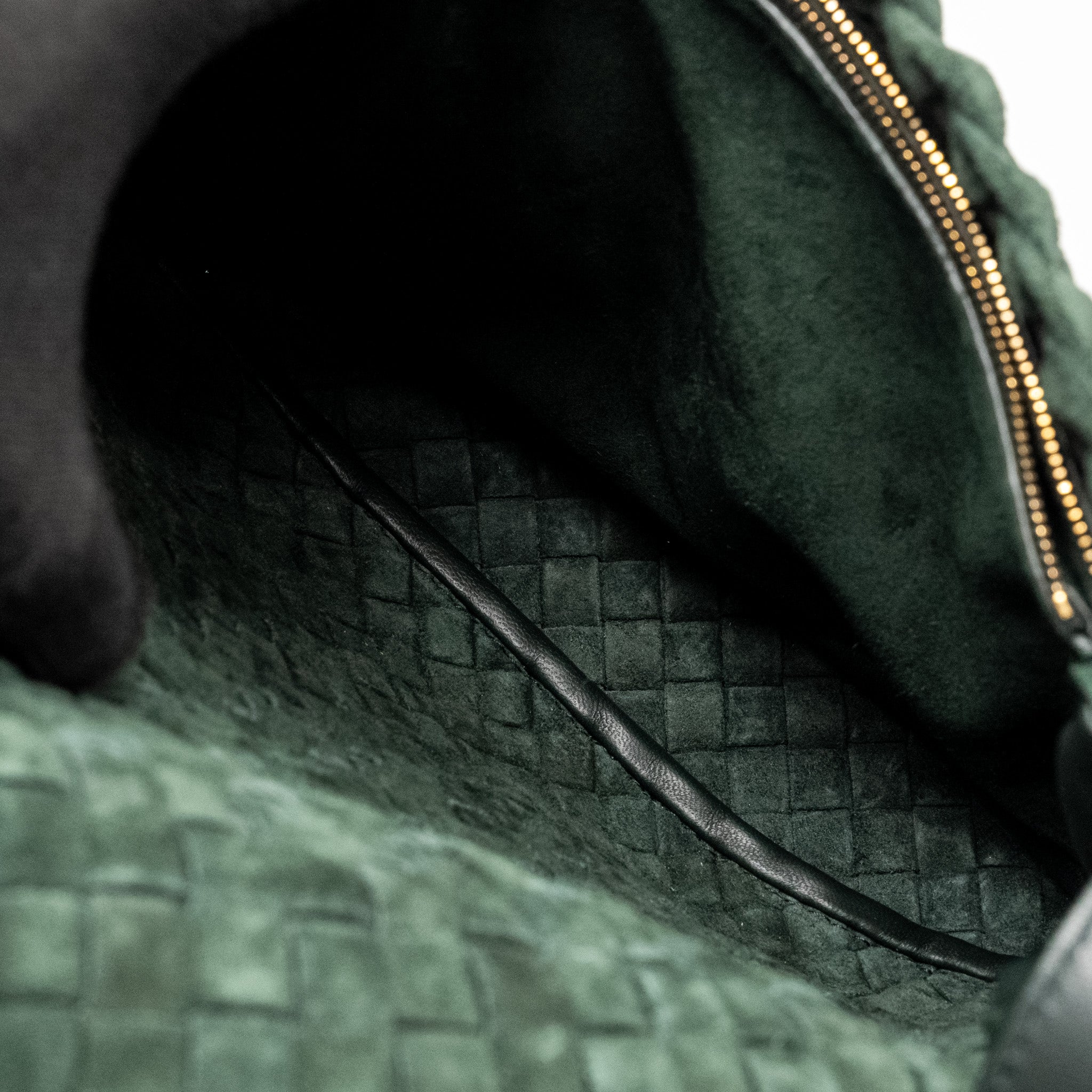 COBBLE MESSENGER BAG INTRECCIATO-WOVEN PADDED SUEDE DARK GREEN GHW