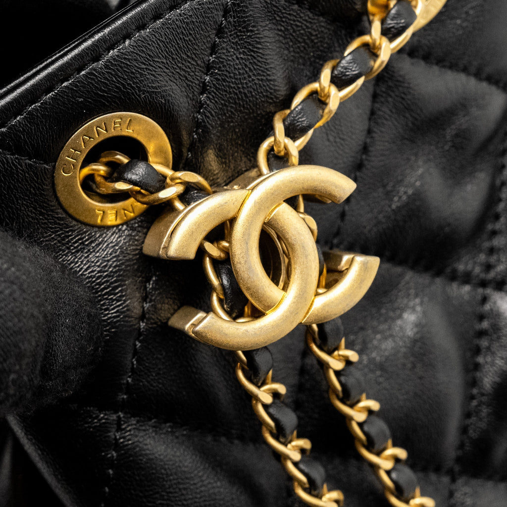 22S CANDY CHAINS MINI BUCKET BACKPACK LAMBSKIN BLACK GHW (MICROCHIP)